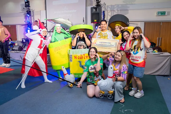 ทีมรับรางวัลแต่งกายยอดเยี่ยมในงาน Brand Ambassador Night Party